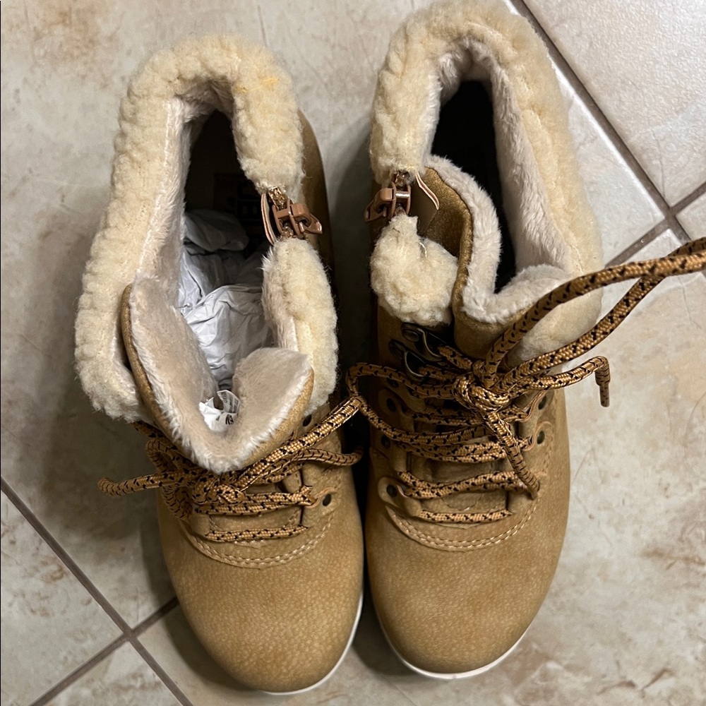 JBU Women's Tan Winter Boots with Black Soles Size 6 - Picture 14 of 14